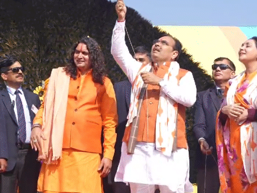 जयपुर में जल महल पर पतंग महोत्सव आयोजित किया गया। इस दौरान मुख्यमंत्री भजनलाल शर्मा भी पहुंचे और पतंगबाजी में हाथ आजमाया। डिप्टी सीएम दीया कुमारी ने भी पतंगबाजी की।