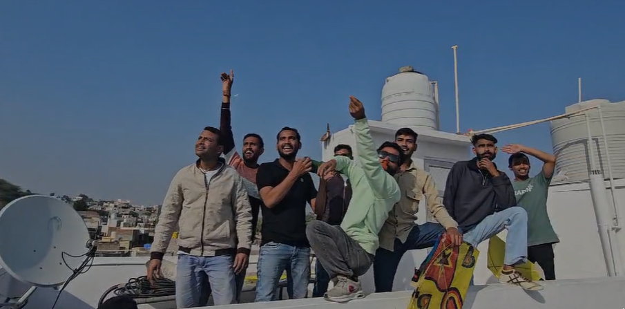 तस्वीर बाड़मेर की है, जहां छत पर युवाओं ने डीजे बजाया और म्यूजिक के साथ पतंगबाजी का आनंद लिया।