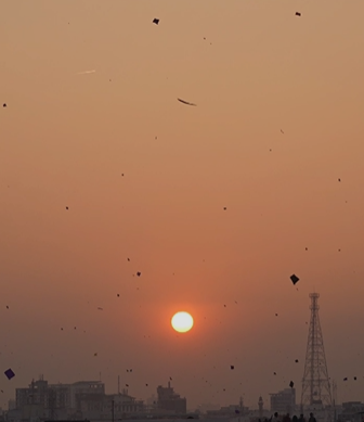 जयपुर के मालवीय नगर में देर शाम सूरज के ढलने पर भी पतंगबाजी का दौर जारी रहा।