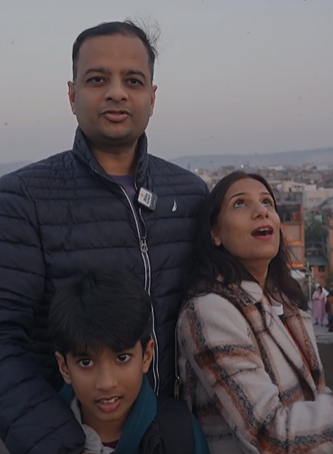जयपुर में पतंगबाजी करने अपने बेटे विहान बंसल के साथ अमेरिका से आए डॉ. राजीव बंसल और उनकी पत्नी दीक्षा बंसल।
