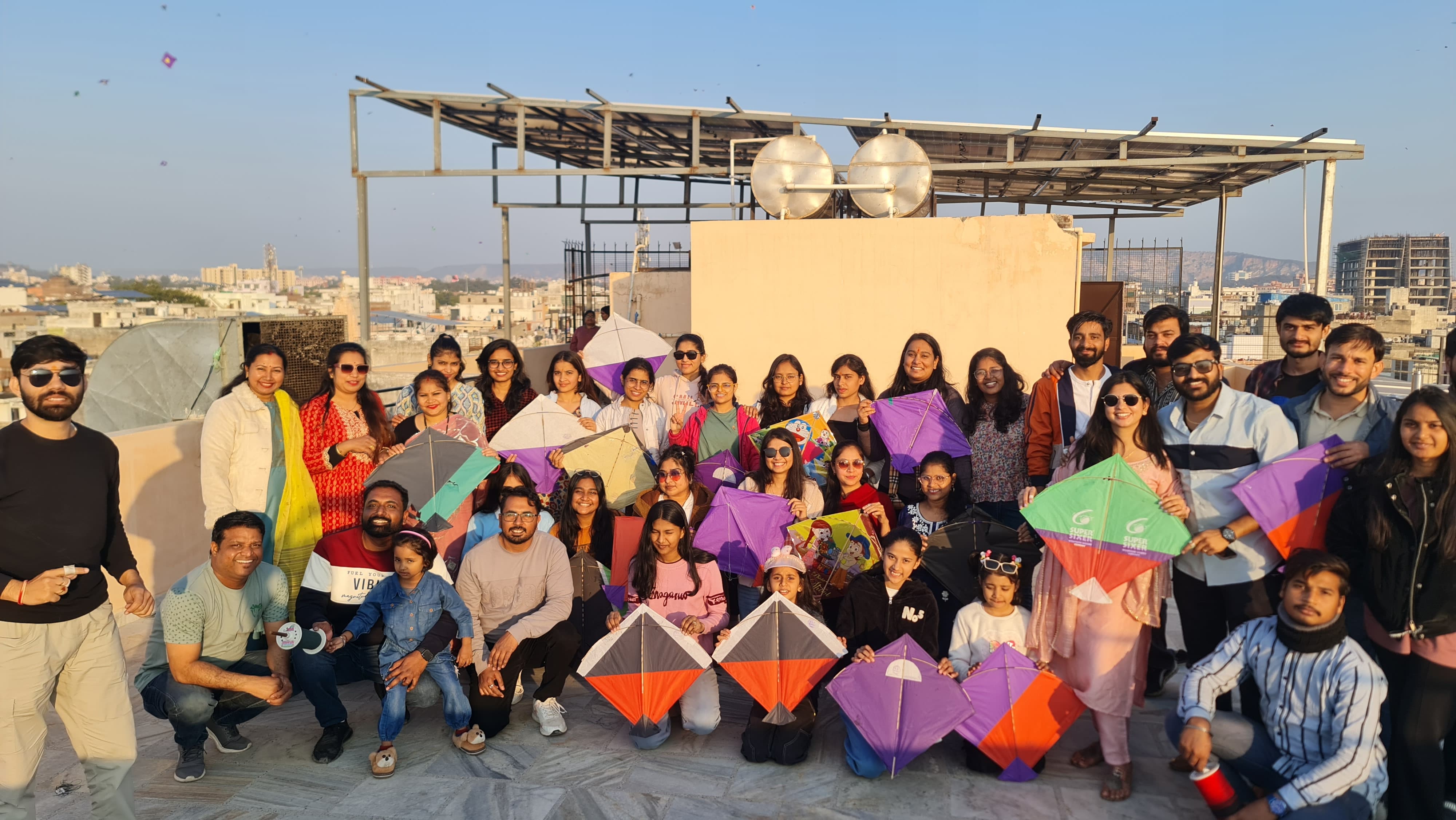 जयपुर के अजमेरा हॉस्टल के स्टूडेंट्स ने छत पर जमकर पतंगबाजी की। इस दौरान उन्होंने पतंगों के साथ ग्रुप फोटो क्लिक करवाई।
