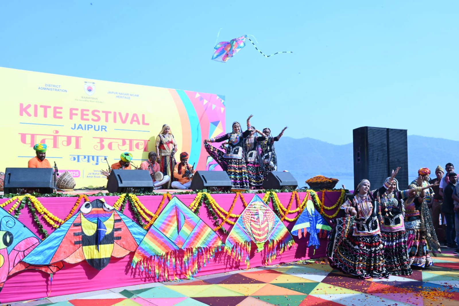 जयपुर में आयोजित पतंग महोत्सव में कलाकारों ने लोक नृत्य की प्रस्तुति दी।