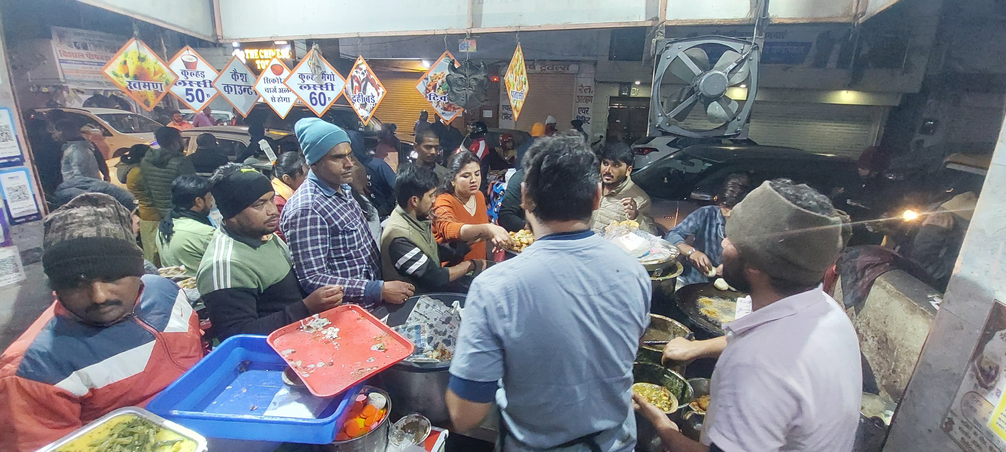 जयपुर में आतिशबाजी के बाद लोग अपने घर से बाहर निकले और गुलाबी सर्दी में गरमा-गरम चाट पकौड़ी का लुत्फ उठाया। तस्वीर जयपुर की ओल्ड सिटी के बाबा हरिश्चंद्र मार्ग की है।