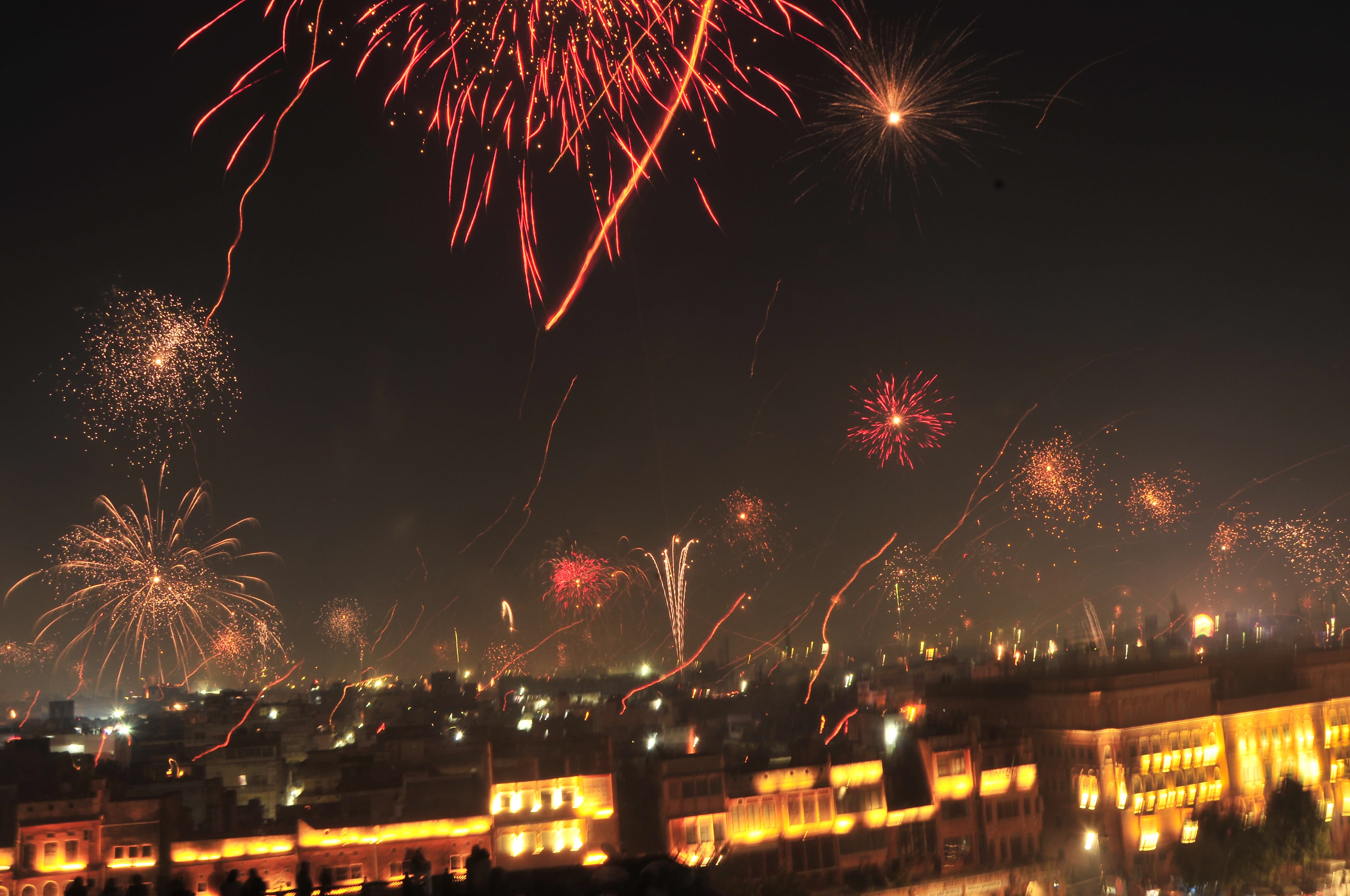 जयपुर के किशनपोल बाजार की इमारतों पर दिवाली जैसी रोशनी की गई थी। इसके साथ ही आतिशबाजी ने आसमान को गुलजार कर दिया।