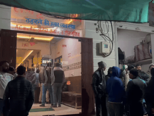 घटना की जानकारी मिलने के बाद धर्मशाला के बाहर लोगों की भीड़ जमा हो गई।