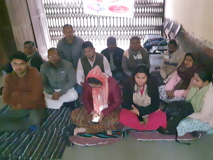 बुधवार को राजस्व कर्मियों ने दोपहर सवा 12 बजे सभी सरकारी व्हाट्सएप ग्रुप छोड़ दिए और सरकारी कामकाज से इनकार कर दिया। - Dainik Bhaskar