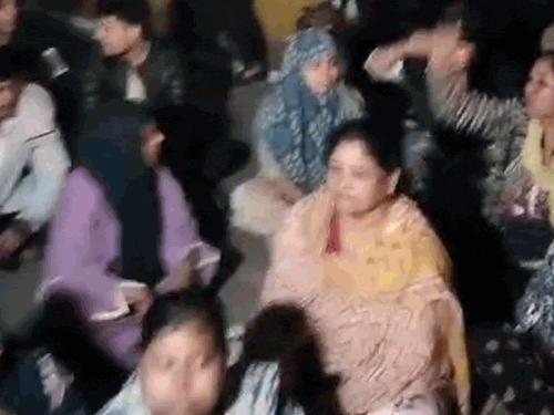 मृतक के परिजनों ने थाने के सामने सड़क पर धरना भी दे दिया। हालांकि उच्चाधिकारियों के बीच बचाव के बाद मामला शांत हुआ।  - Dainik Bhaskar