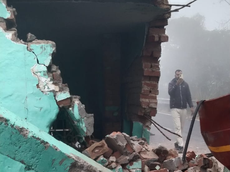 लोगों ने निर्माण कराने की मांग की। - Dainik Bhaskar