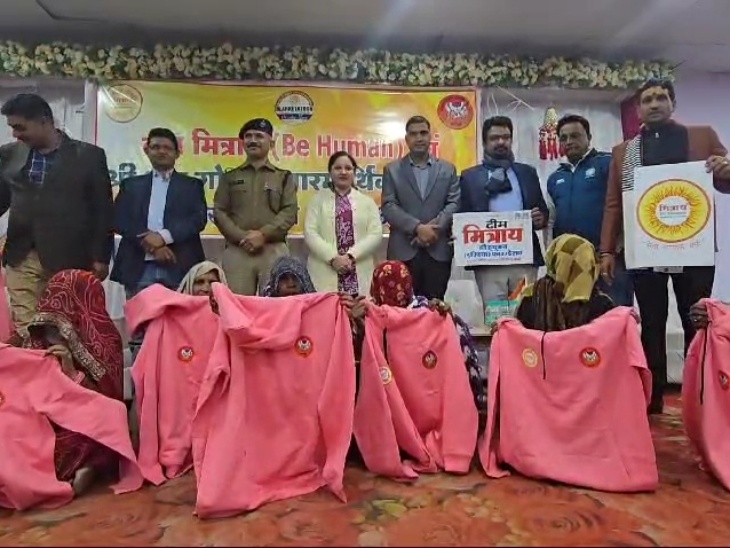 संस्थाओं ने नगर परिषद और अस्पताल में कार्यरत 500 सफाई कर्मचारियों को गर्म कोट वितरित किए। - Dainik Bhaskar