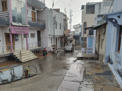 चित्तौड़गढ़ के कपासन और आसपास के इलाकों में सुबह से कोहरा था। करीब सवा दस बजे तेज बारिश हुई।