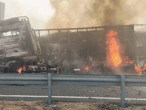 श्रीगंगानगर के सूरतगढ़ में एक्सप्रेस-वे पर हुए हादसे के बाद ट्रक पूरी तरह जल गया।