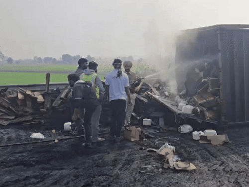 सूरतगढ़ (श्रीगंगानगर) में कोहरे के कारण बुधवार सुबह एक्सप्रेस-वे पर गाड़ियां टकरा गईं। इस दौरान 2 ट्रकों में आग लग गई।