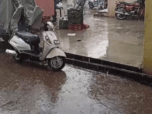 अजमेर के केकड़ी में बुधवार दोपहर करीब एक बजे 10 मिनट के लिए हल्की बारिश हुई।