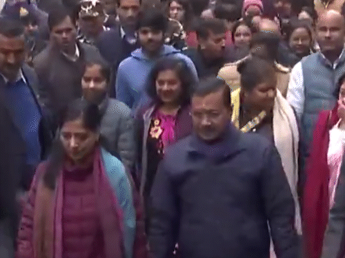 अरविंद केजरीवाल नई दिल्ली विधानसभा सीट से तीसरी बार चुनाव लड़ रहे हैं। AAP ऑफिस से कलेक्टरेट तक मार्च में उनके साथ उनकी पत्नी भी मौजूद हैं।