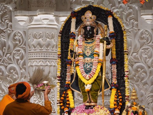 ayodhya. Crowd of devotees in Ayodhya on the second day of Makar Sankranti  | महाकुंभ में डुबकी लगा अयोध्या पहुंचे 10 लाख श्रद्धालु: हनुमानगढ़ी में लगी  3 किमी लंबी लाइन, राम ...