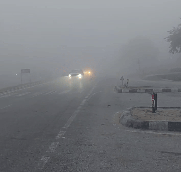 तस्वीर टोंक के जयपुर-कोटा फोरलेन की है। बुधवार सुबह पूरे जिले में कोहरा छाया रहा। गाड़ियां हेडलाइट ऑन कर चलानी पड़ीं।