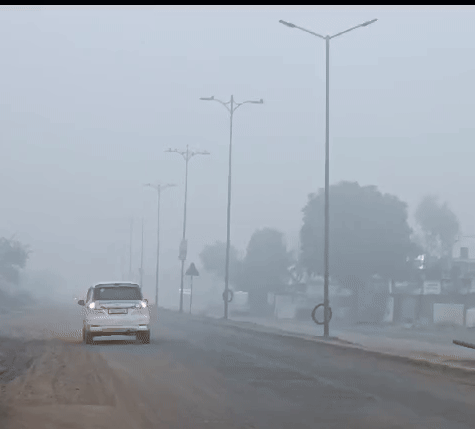 अलवर शहर में घना कोहरा छाया रहा। गाड़ियां पार्किंग लाइट ऑन कर चल रही थीं।