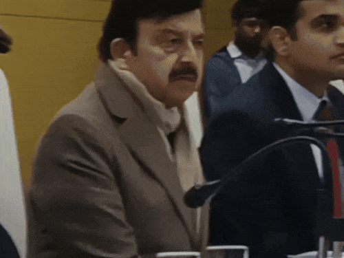 पुलिस कमिश्नर के मीटिंग में न होने पर डीसी से नाराजगी जताते मंत्री राव नरबीर।