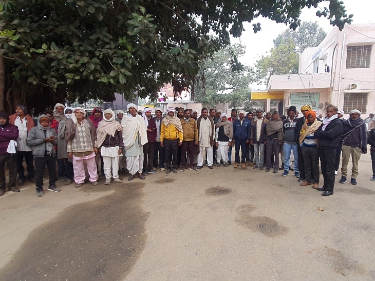 मंडा खेड़ा को अलग ग्राम पंचायत बनाने की मांग को लेकर ग्रामीणों ने कलेक्टर का सौंपा ज्ञापन। - Dainik Bhaskar