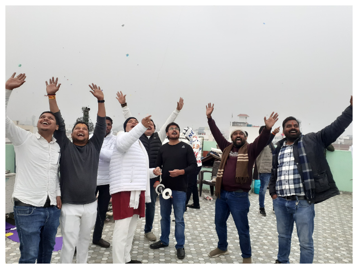 छतों पर दिखा पतंगबाजी का युवाओं में शौक।