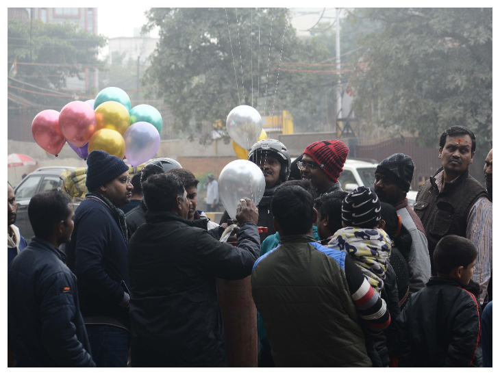 चौकाघाट इलाके में खूब हुई गैस के गुब्बारे की बिक्री।