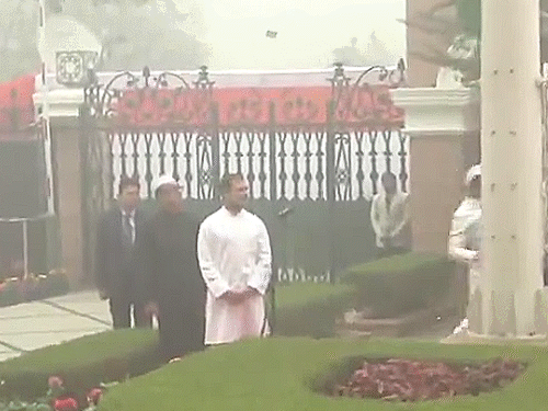 कांग्रेस के नए मुख्यालय में तिरंगा फहराया गया। इस मौके पर मल्लिकार्जुन खड़गे और राहुल गांधी।