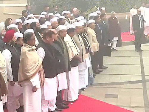 उद्घाटन के मौके पर पार्टी के वरिष्ठ नेता और कार्यकर्ता।