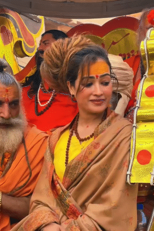 पेशवाई के समय हर्षा गले में रुद्राक्ष की माला और माथे पर तिलक लगाए दिखीं।