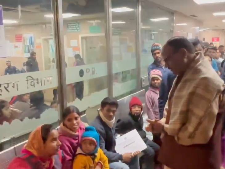 चाइल्ड पीजीआई में बच्चों से बातचीत करते डिप्टी सीएम बृजेश पाठक