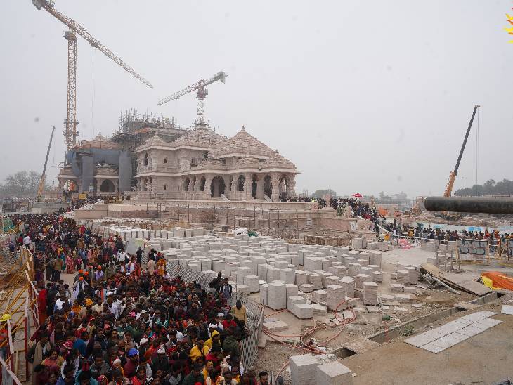 रामलला के दर्शन को श्रद्धालुओं की लगी लंबी कतार।