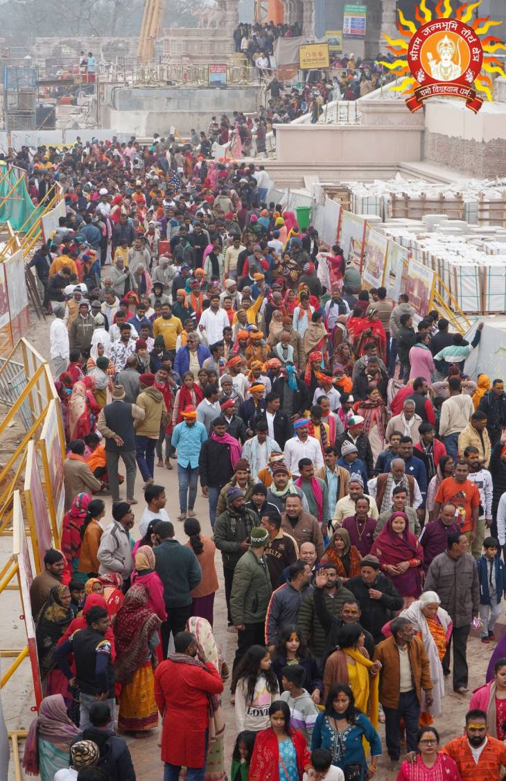 लाखों की संख्या में लोग दर्शन के लिए राम मंदिर पहुंच रहे हैं।