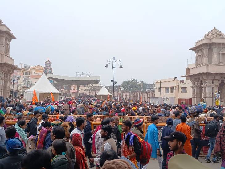अयोध्या में रामलला के दर्शन को उमड़े श्रद्धालु।