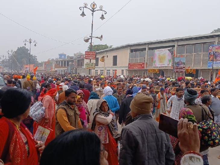 राम मंदिर परिसर में लगी श्रद्धालुओं की भीड़।