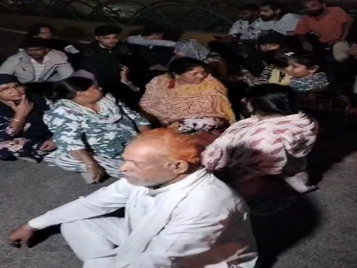 मृतक के परिजनों ने थाने के सामने सड़क पर धरना भी दे दिया।
