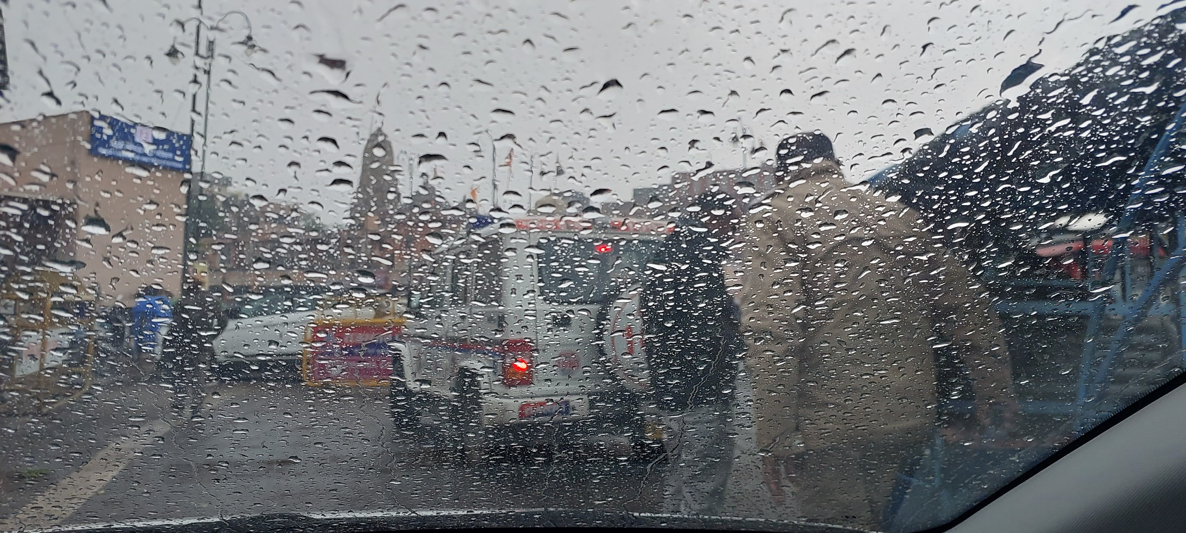 जयपुर में बुधवार दोपहर करीब 2 बजे रिमझिम बारिश हुई। सुबह से ही बादल लगा था।