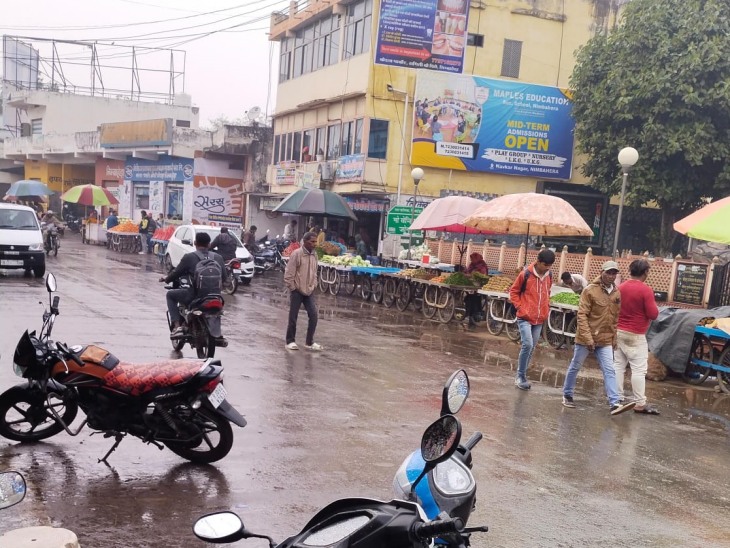 चित्तौड़गढ़ के निंबाहेड़ा में बुधवार दोपहर सवा दो बजे करीब 5 मिनट बारिश हुई। सुबह से ही बादल छाए हुए थे।