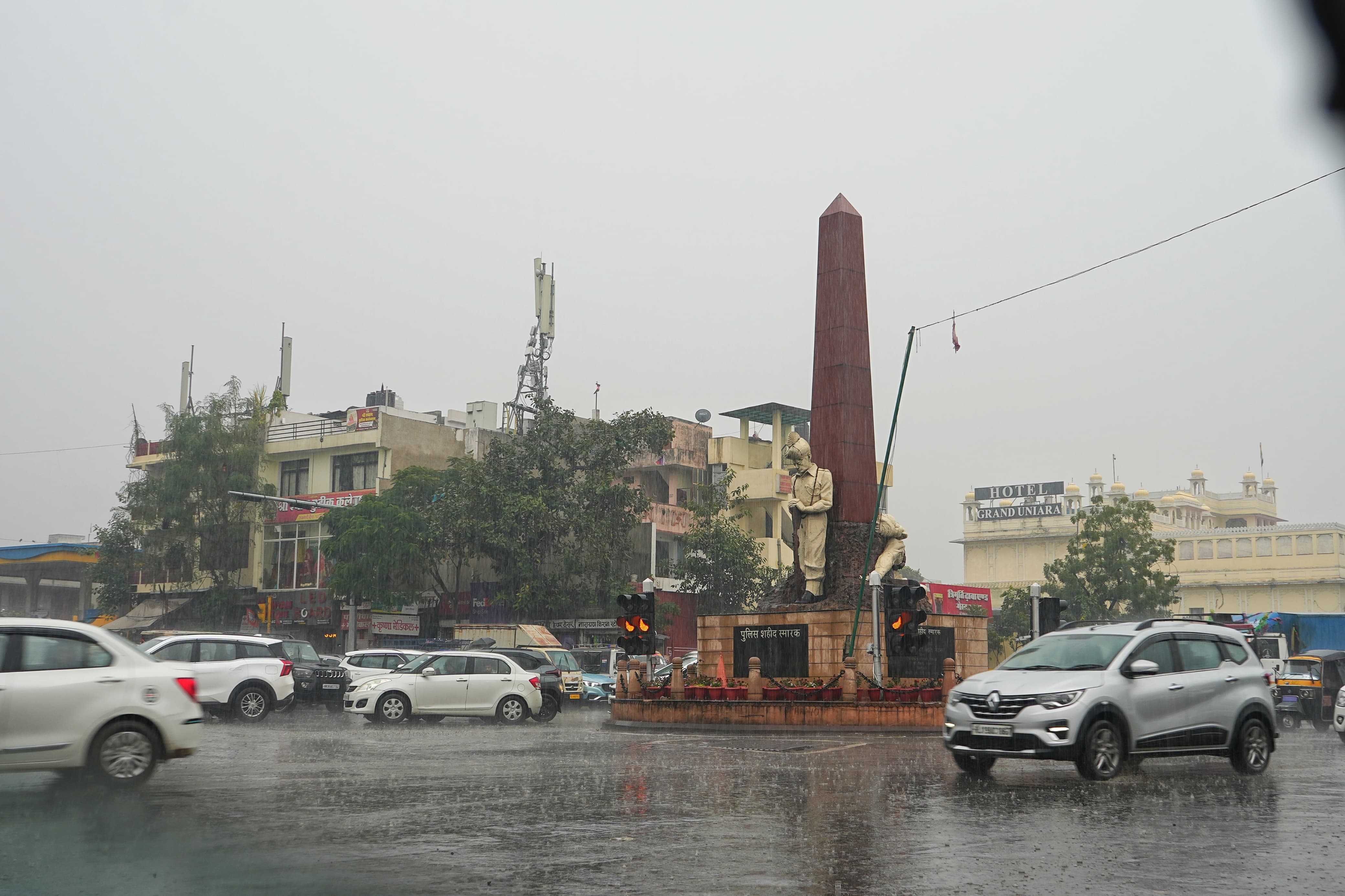 बुधवार दोपहर में जयपुर के मालवीय नगर, JLN मार्ग, रिद्धि-सिद्धि, गोपालपुरा, परकोटे सहित तमाम इलाकों में बारिश हुई।