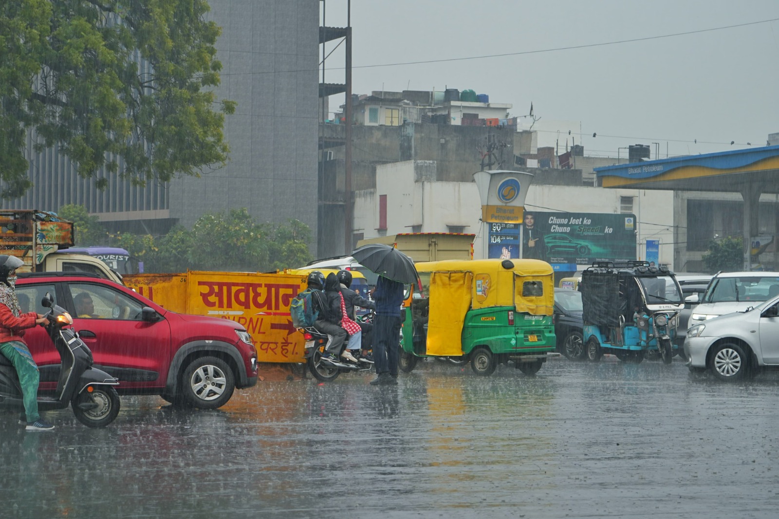 तस्वीर जयपुर में त्रिमूर्ति सर्किल की है। दोपहर करीब 2 बजे अचानक तेज बारिश शुरू हो गई। इसके बाद तापमान में गिरावट आई है।