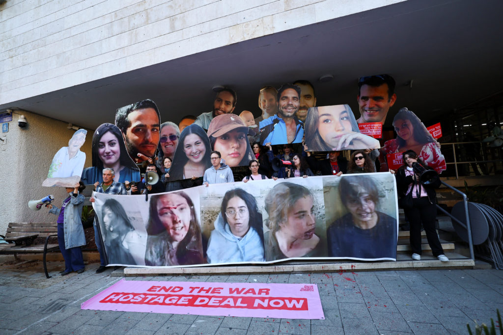 ১৫ দিন পর বাকি জিম্মিদের মুক্তি দেবে হামাস। এদিকে উভয় পক্ষ স্থায়ী যুদ্ধবিরতির বিষয়ে কথা বলবে।