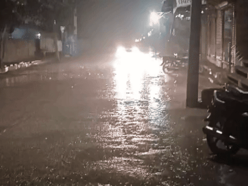बांदीकुई (दौसा) में बुधवार रात 8 बजे से मौसम बदला और बारिश शुरू हुई। रुक-रुक कर यह बारिश गुरुवार सुबह 4 बजे तक होती रही।