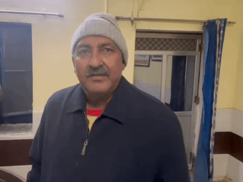 शव लेने पहुंचे सुरेंद्र के भाई मुकेश दैनिक भास्कर से बात करते हुए भावुक हो गए। उन्होंने इस पूरे मामले को संदिग्ध बताया।