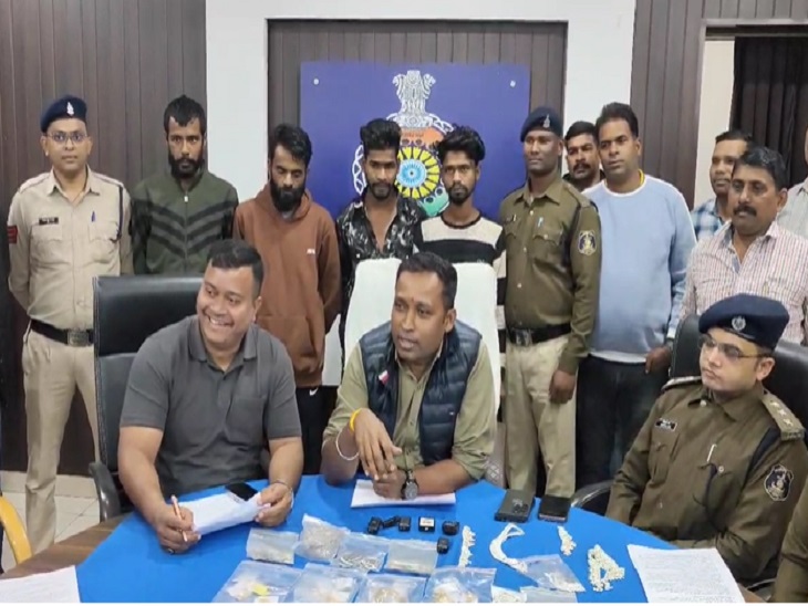 मामले का खुलासा करते दुर्ग एएसपी, सीएसपी व क्राइम ब्रांच टीआई - Dainik Bhaskar