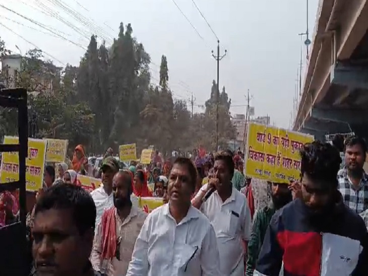 विरोध प्रदर्शन करते पार्षद और वार्ड के लोग - Dainik Bhaskar