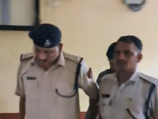 साबिर को कोर्ट में पेश करती आरपीएफ की टीम।