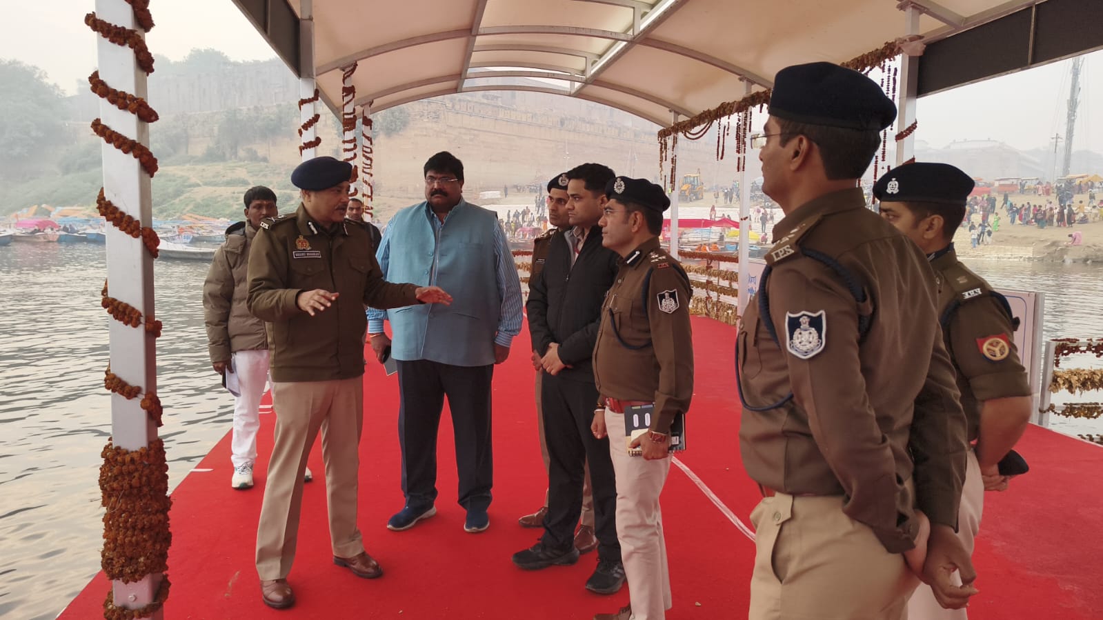 संगम में बोट पर मध्य प्रदेश के अफसरों को जानकारी देते प्रयागराज के एडीजी।