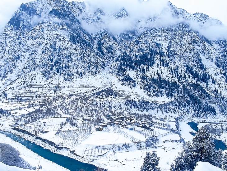 हिमाचल प्रदेश की लाहौल-स्पीति घाटी में बर्फबारी के बाद का नजारा।