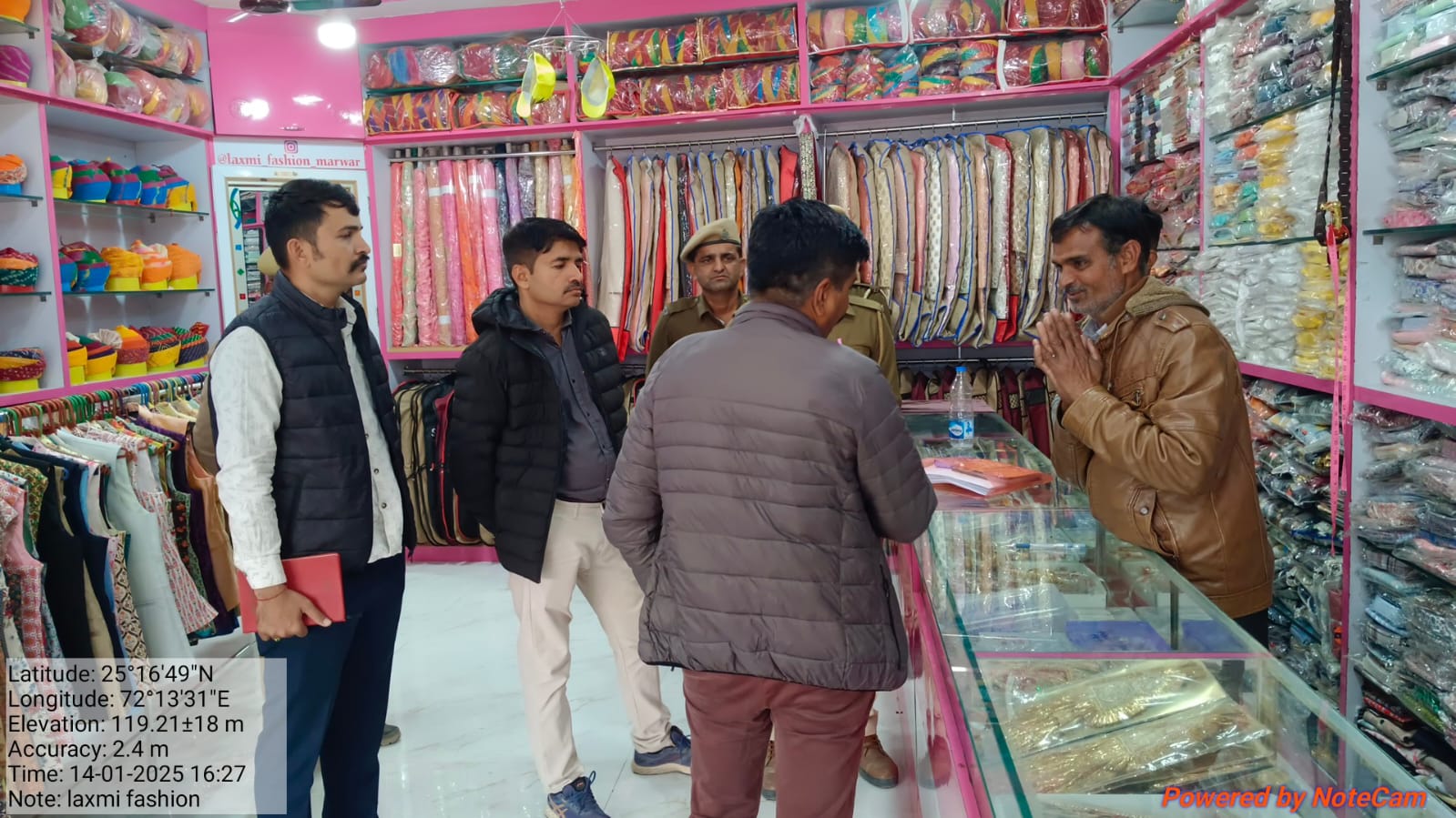 लक्ष्मी फैशन की दुकान पर कार्रवाई करती वन विभाग की टीम