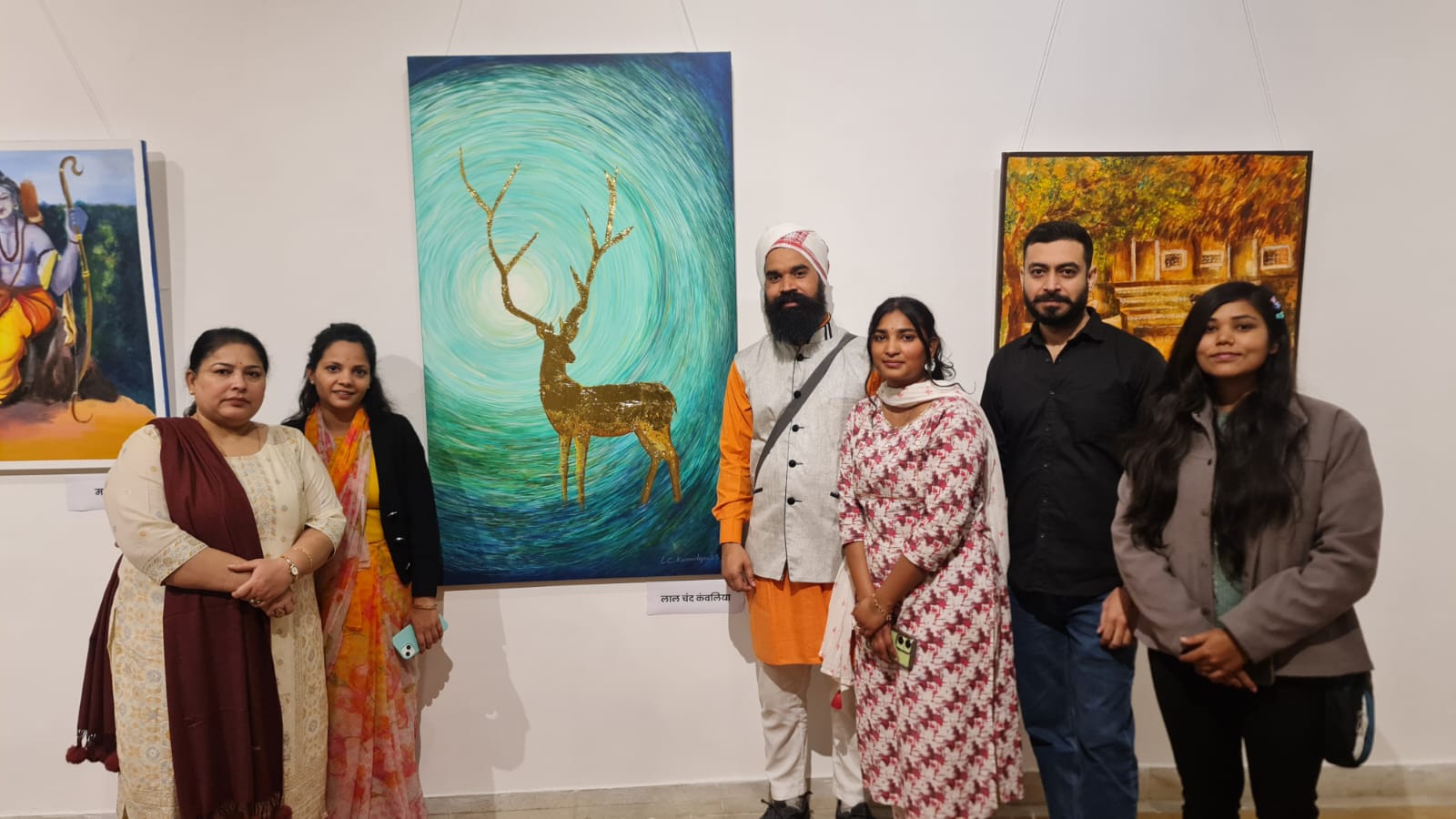 युवा कलाकारों ने कैम्प में कलाकृतियों को तैयार किया है।