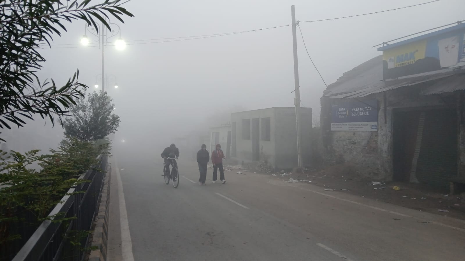 किशनगढ़ (अजमेर) के पुरानी मील चौराहे पर गुरुवार सुबह 8 बजे भी घना कोहरा रहा।