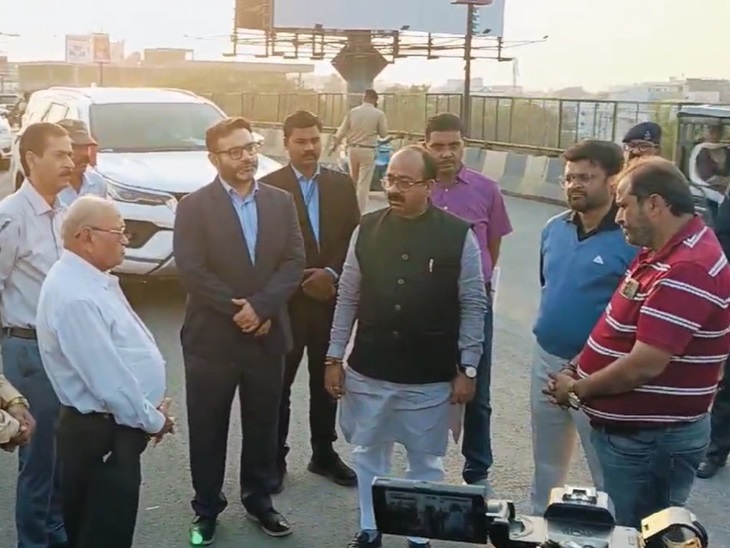 रायपुर के मोवा ओवरब्रिज का खुद निरीक्षण करने पहुंचे थे मंत्री साव।